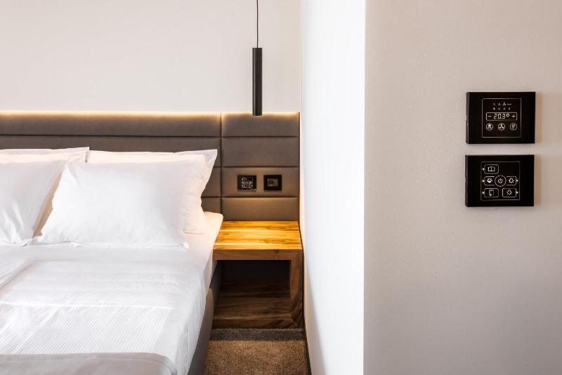 Deluxe Double Room with Side Sea View image 3