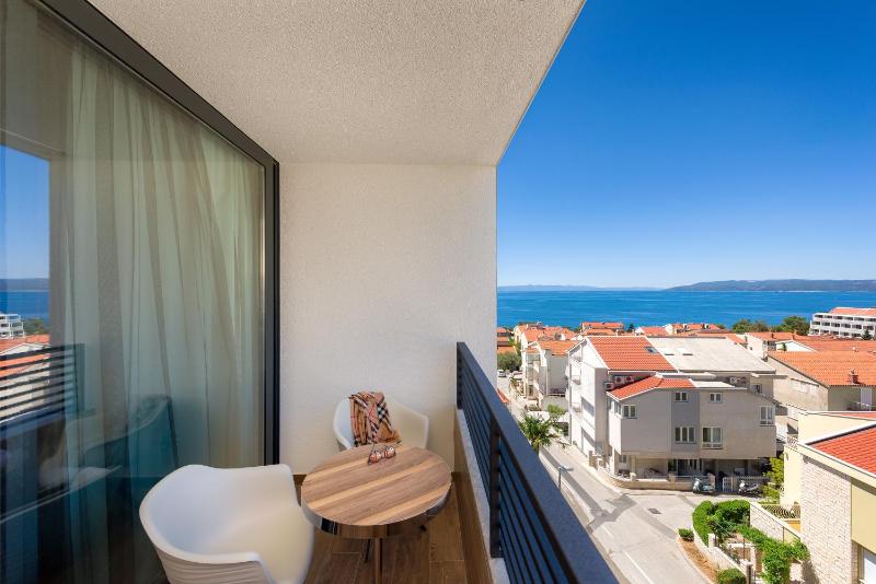 Deluxe Double Room with Side Sea View image 2