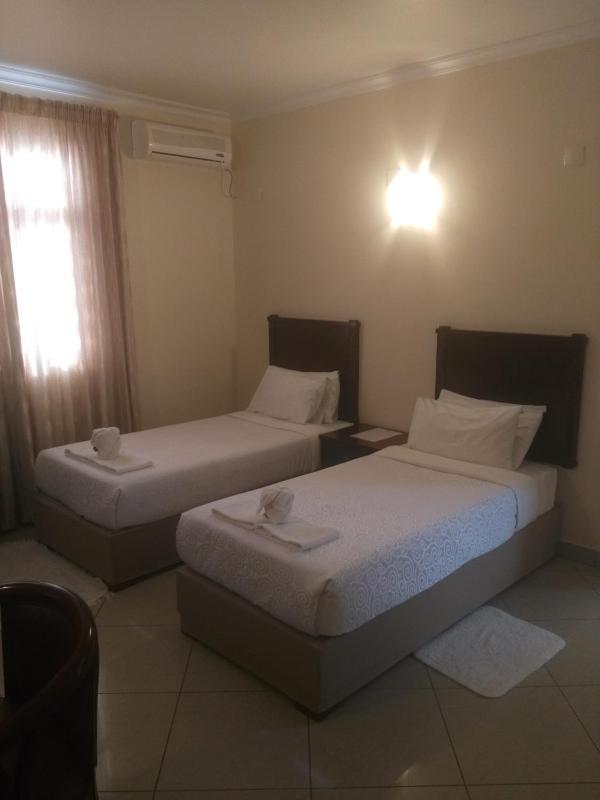 Twin Room with Bathroom image 1