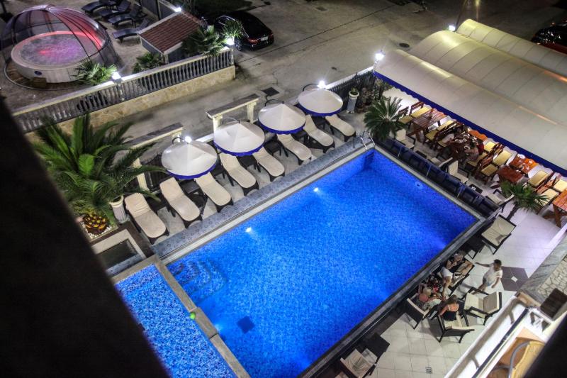 Luxury Two-Bedroom Apartment with Spa Bath and Terrace  image 2