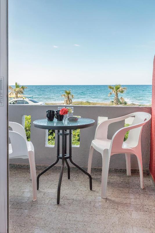 Studio Apartment with Sea View image 1