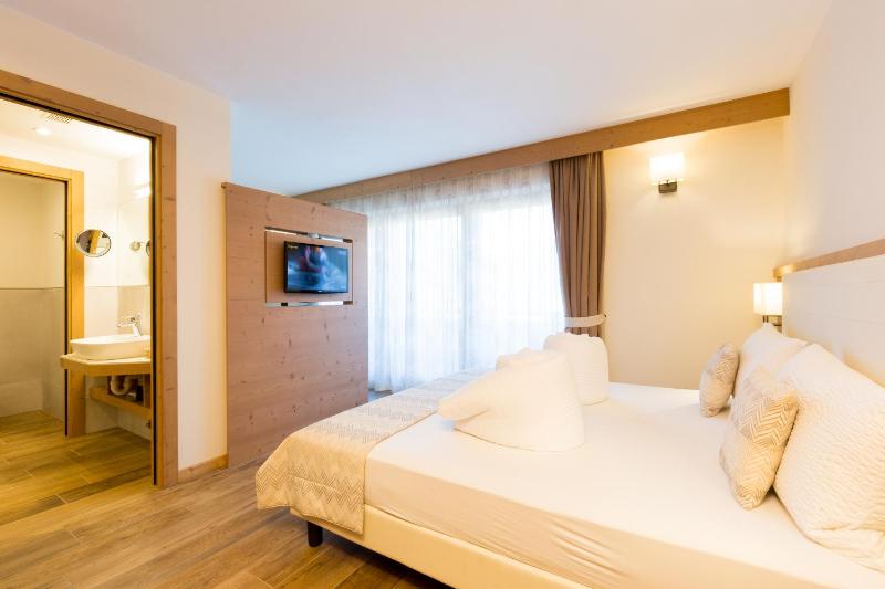 Double Room with Mountain View image 2
