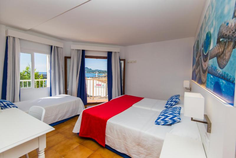 Triple Room with Sea View image 2