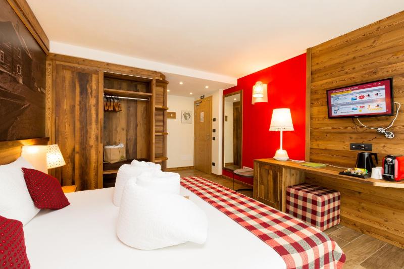 Deluxe Double Room image 2