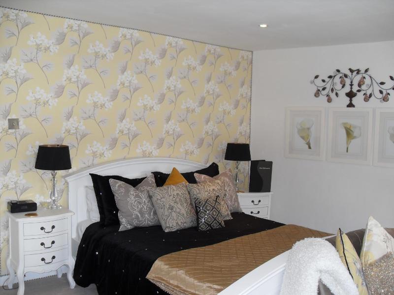 Superior King-Size Room image 4