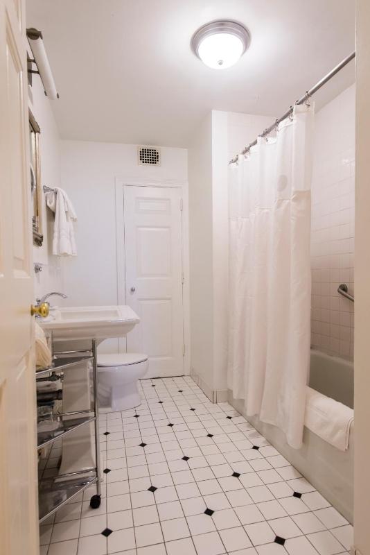 Deluxe King Suite image 3