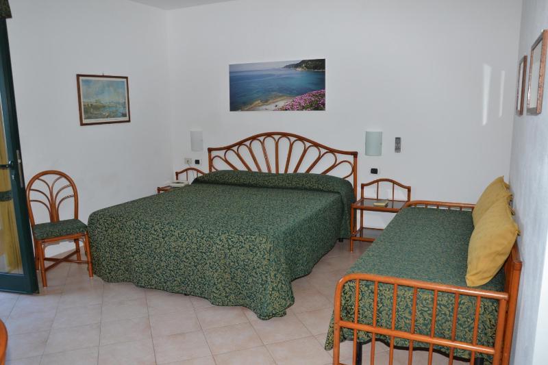Triple Room with Terrace and Sea View image 2
