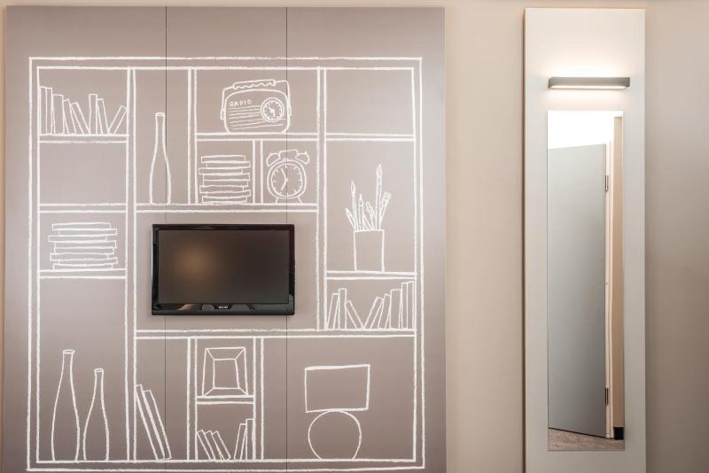 Standard Twin Room image 1