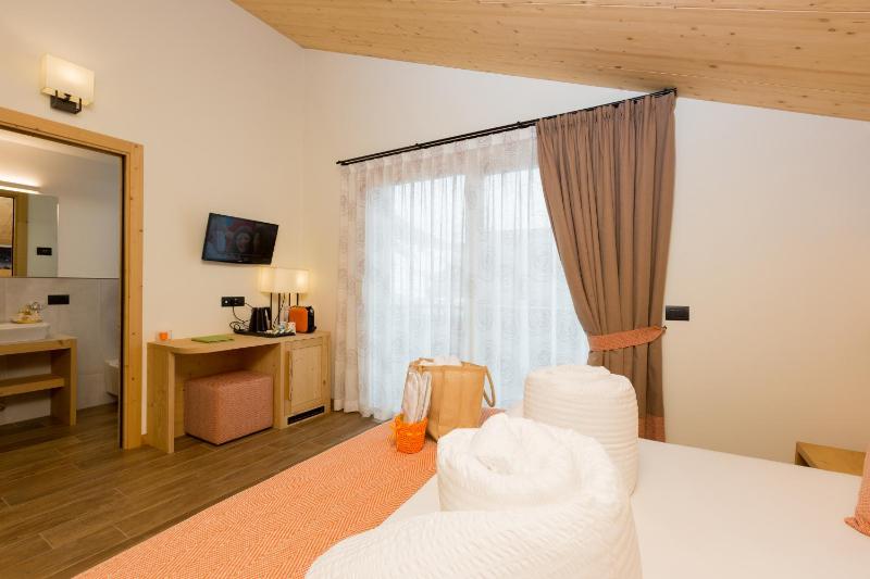 Standard Double Room image 3