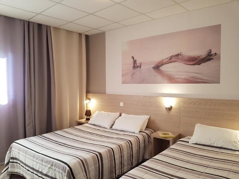 Twin Room image 4