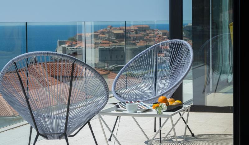 Private Entrance - Comfort Three-Bedroom Apartment with Balcony and Sea View image 3