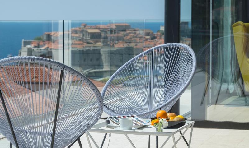 Private Entrance - Comfort Three-Bedroom Apartment with Balcony and Sea View image 3