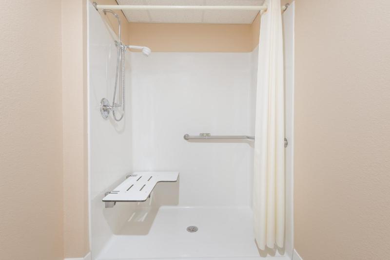 Queen Room - Mobility Access/Non-Smoking image 3