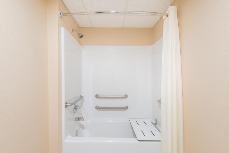 Queen Room - Mobility Access/Non-Smoking image 2