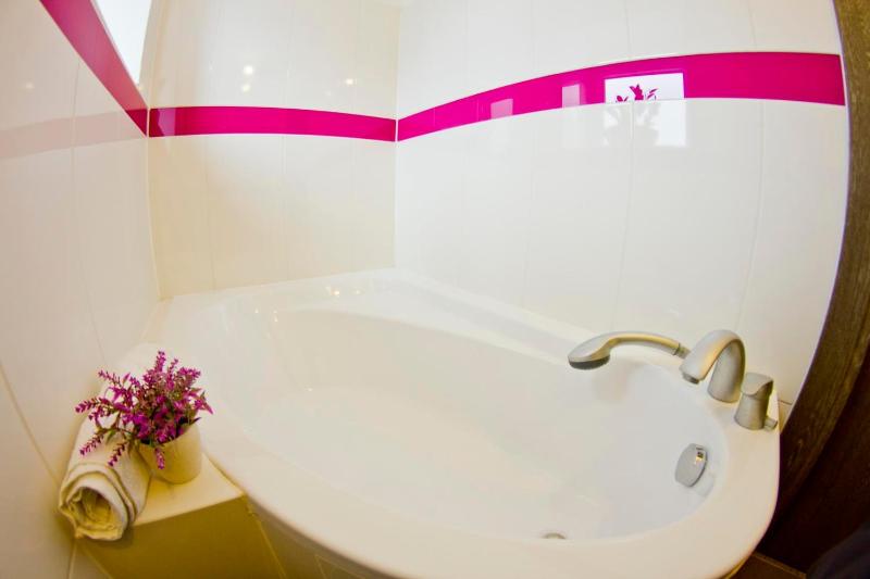 Single Room with Bath image 2