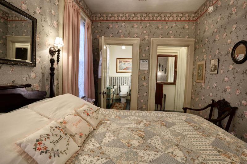 Deluxe Double Room image 4