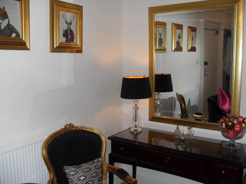 Executive Suite with Four Poster Bed image 2