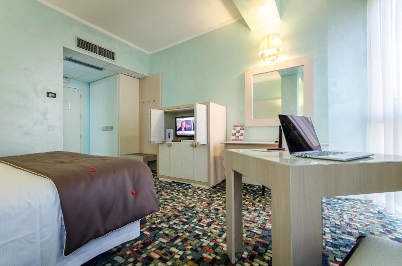 Double Room image 4