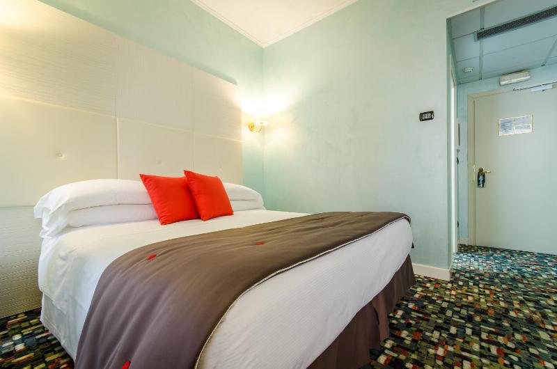Double Room image 3