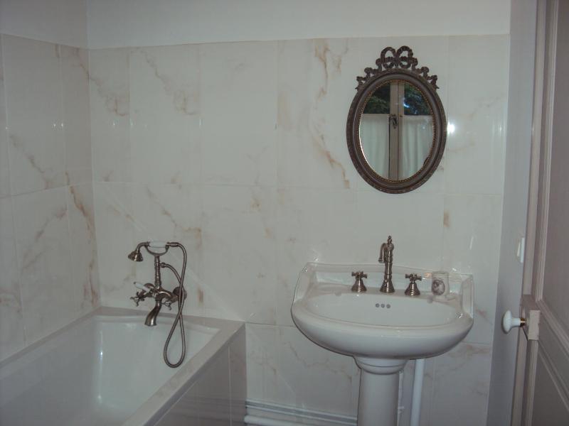 Classic Double Room image 2