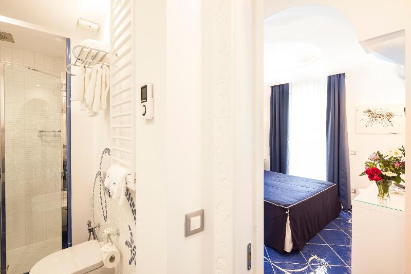 Deluxe Three-Bedroom Apartment with Sea View image 4