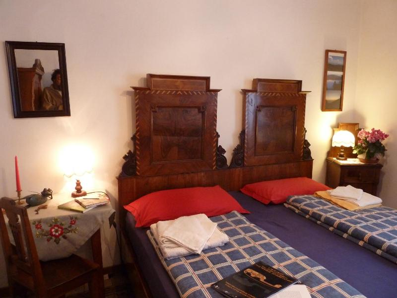 Single Room with Private External Bathroom image 3