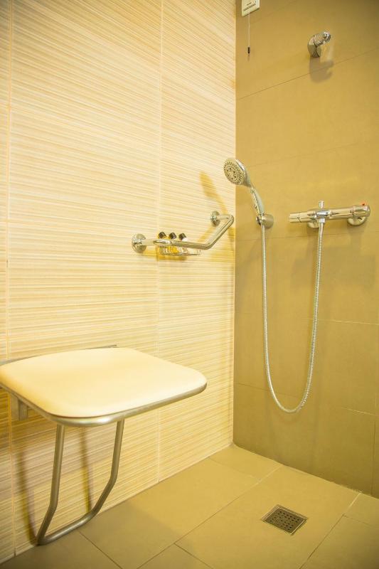 Twin Room - Disability Access image 4