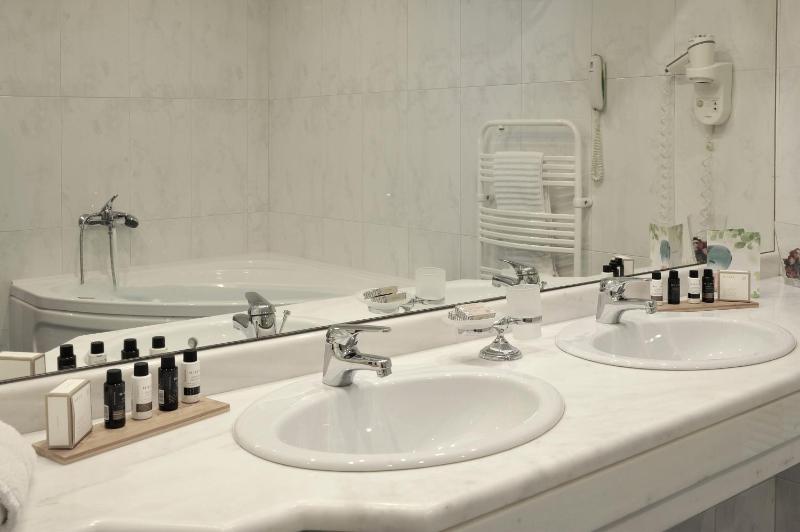 Junior Suite with Spa Bath and Private Balcony image 4