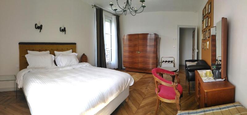 Deluxe King Room image 2