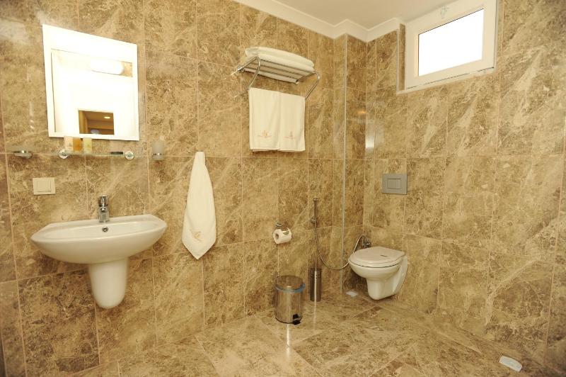 Three-Bedroom Apartment with Sea View image 3