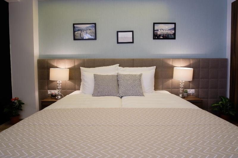 Deluxe King/Twin Room with Balcony image 2