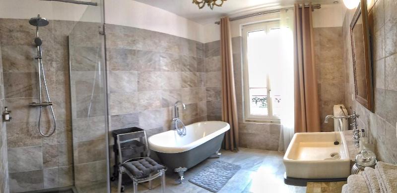 Deluxe King Room image 3