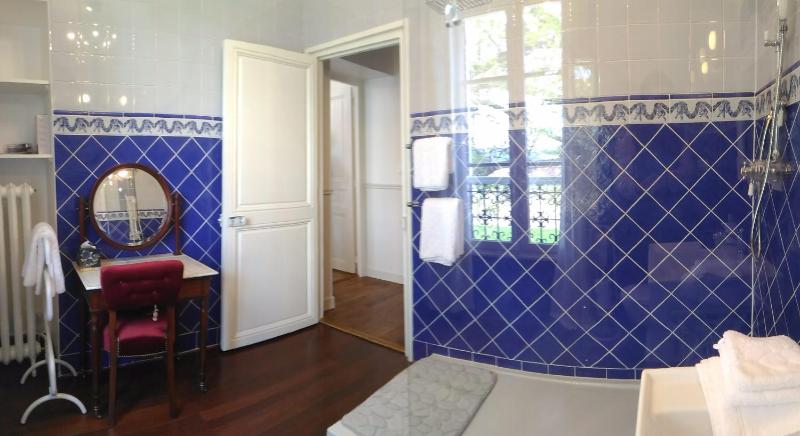 Deluxe King Room image 4
