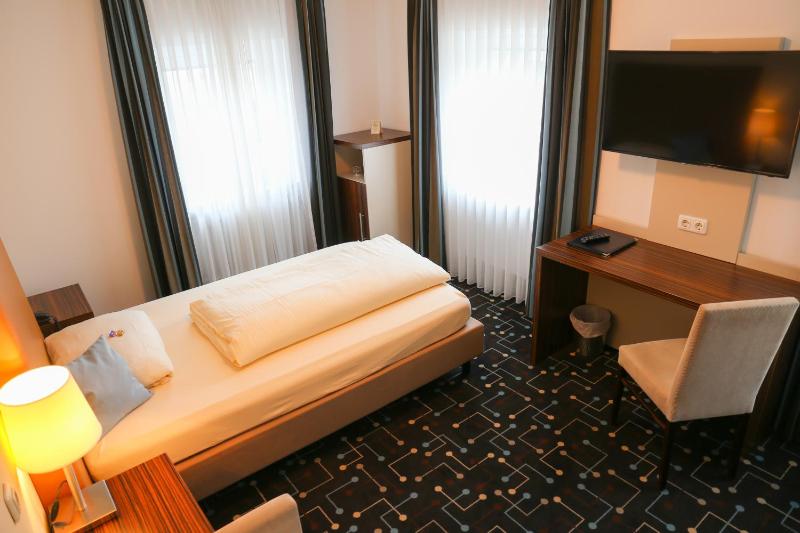 Large Single Room image 1
