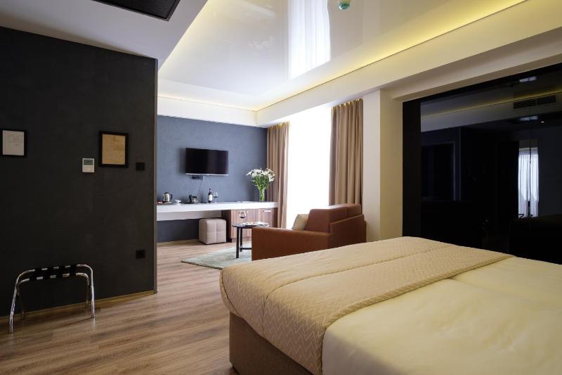 Deluxe King/Twin Room with Balcony image 3