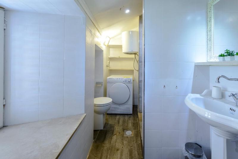 Five-Bedroom House image 3