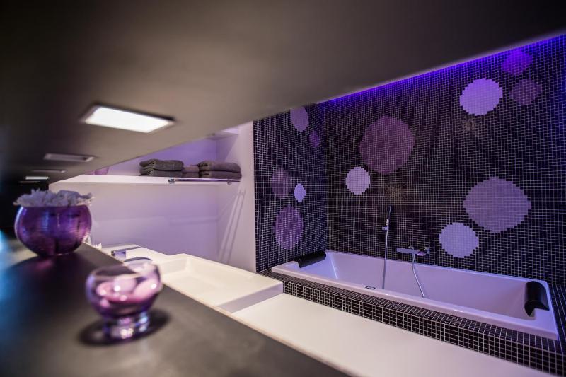 Double Room with Spa Bath image 4
