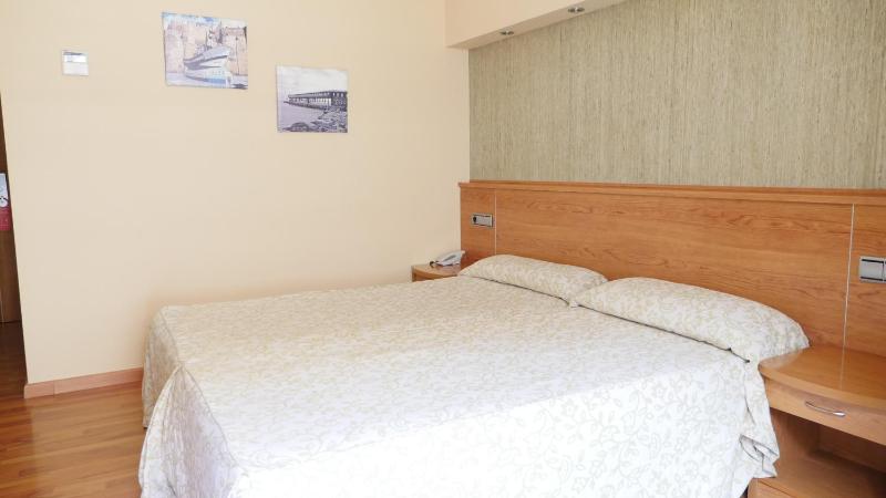 Twin Room image 4