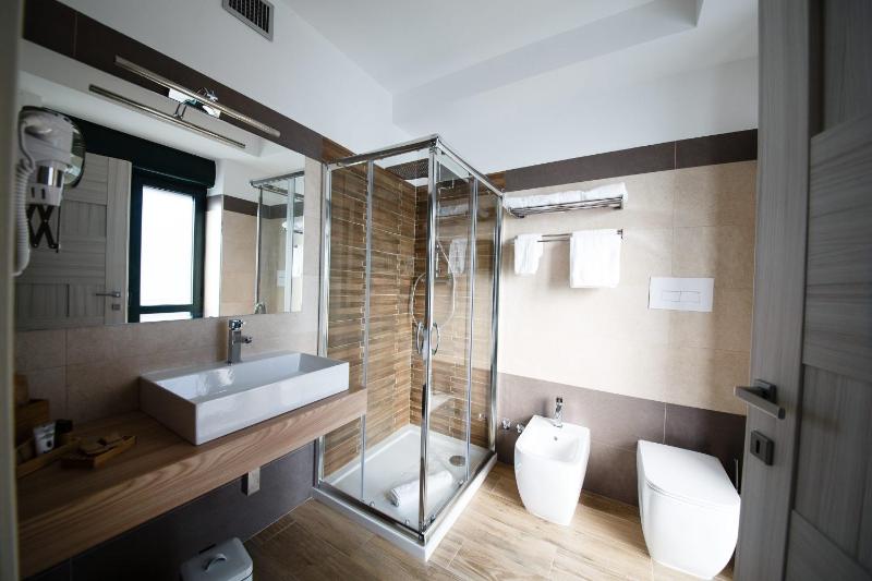 Double Room image 3
