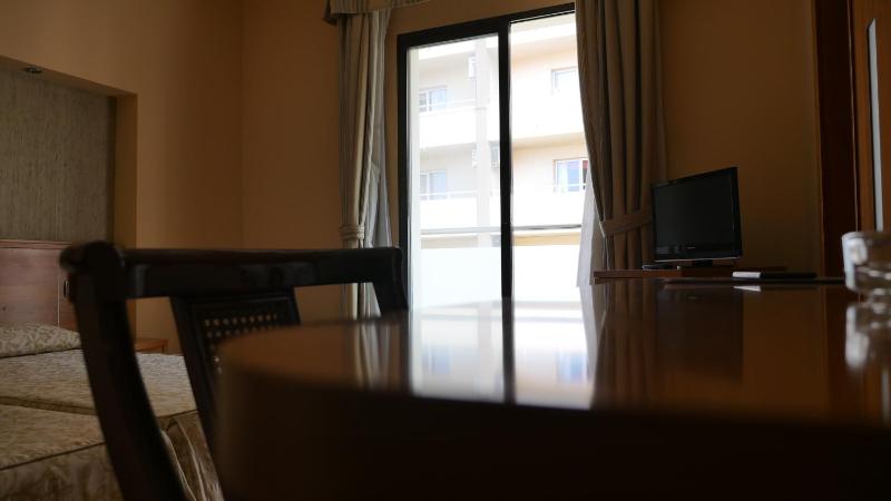 Twin Room image 3