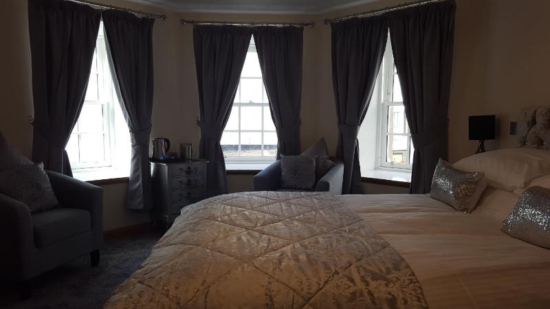 Deluxe Family Suite image 3