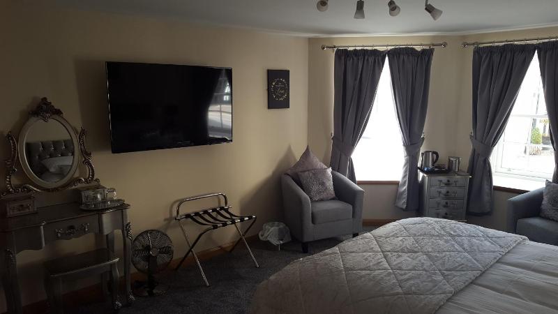 Deluxe Family Suite image 4