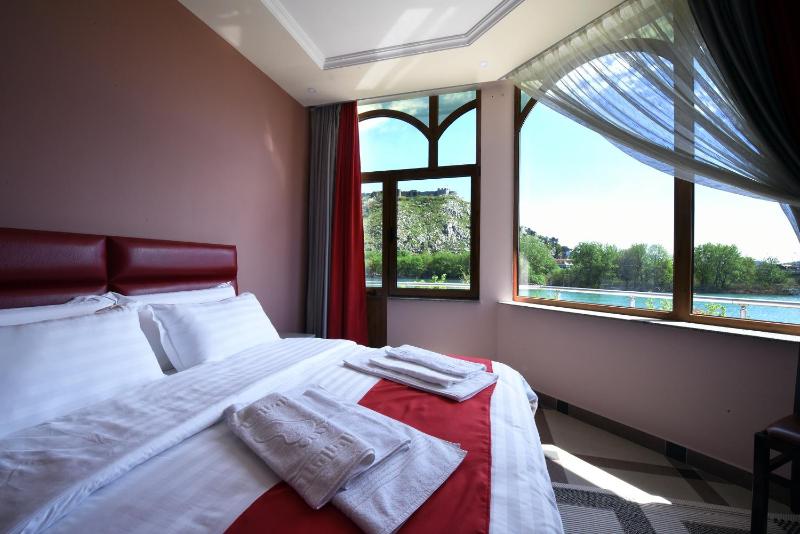 Double Room with Balcony image 2