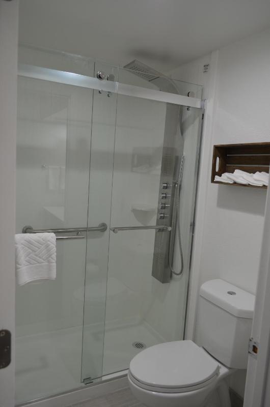 Double Room with Two Queen Beds - Non-Smoking image 3