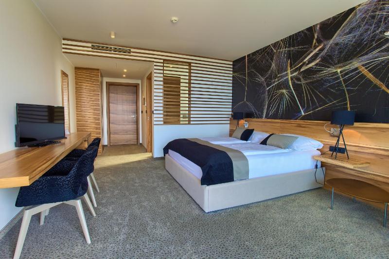 Superior Double Room with Balcony and Partial Sea View image 3