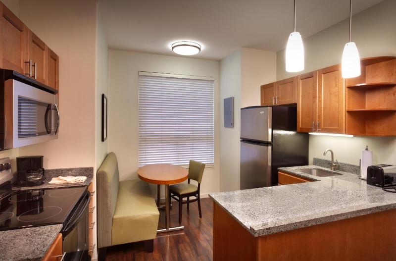 Two-Bedroom King Suite image 4