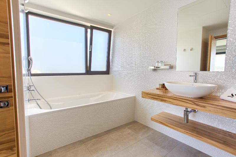 Presidential Suite with Balcony,Sea View and Hot tub image 4