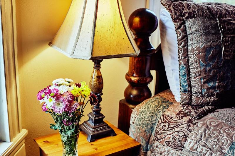 Queen- Chestnut Room image 2