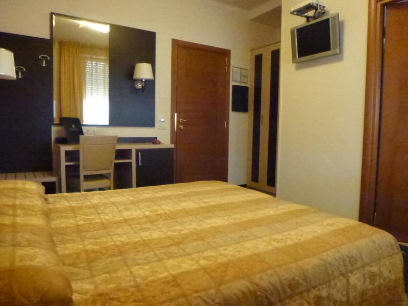 Double Room image 3