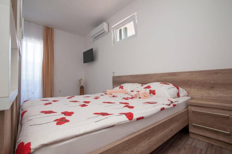 Studio Apartment with Sea View image 2
